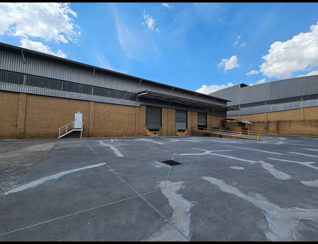 4,286M² WAREHOUSE TO LET IN LONGMEADOW